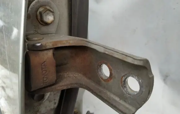 Toyota Avensis T220 Front door upper hinge