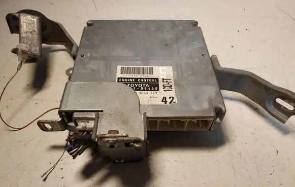 Toyota Avensis T220 Engine control unit/module 8966105420
