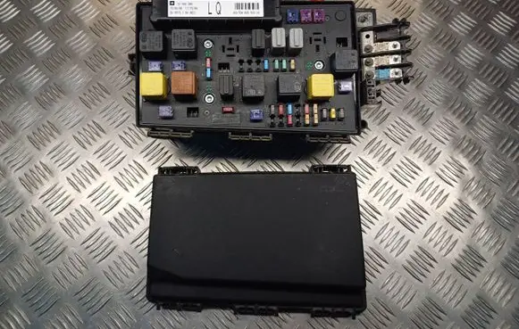 Opel Astra H Fuse module 015349211 13125865