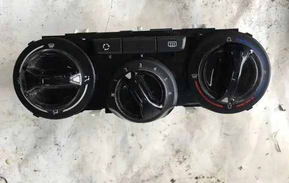Peugeot 208 Climate control unit