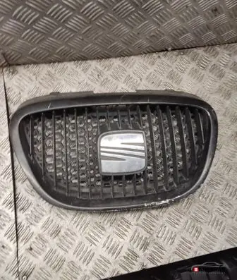 Seat Leon (1P) Front bumper upper radiator grill 