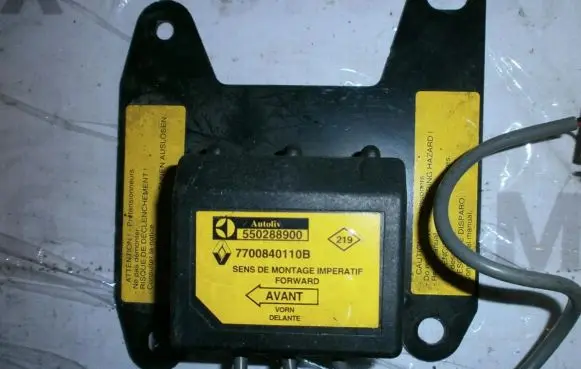 Renault Laguna I Airbag control unit/module 7700840110B 550288900