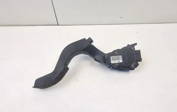 Volkswagen PASSAT B5.5 Accelerator throttle pedal 8D1721523