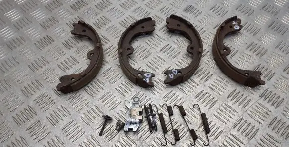Infiniti Q70 Y51 Handbrake/parking brake pads 
