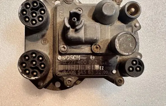 Mercedes-Benz E W124 Ignition amplifier control unit 0095456332