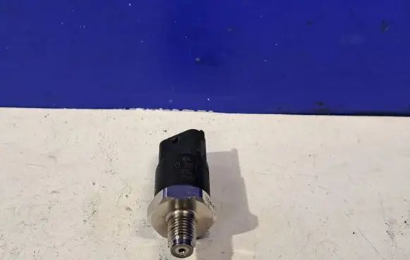 Volvo V70 Fuel pressure sensor 0281002527