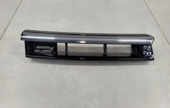 Volkswagen PASSAT B9 Front bumper upper radiator grill 3J0941654A