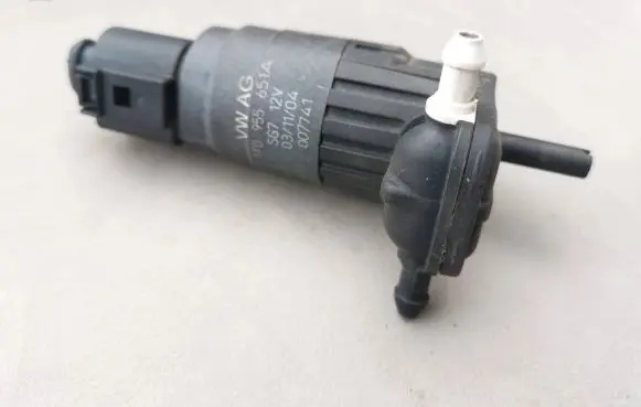 Volkswagen Touran I Windscreen/windshield washer pump 1T0955651A