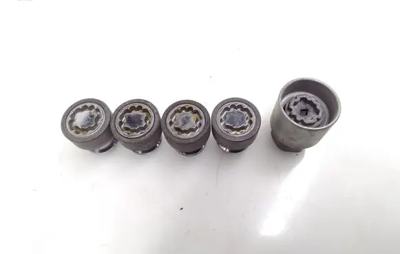 Nissan Navara D23 Anti-theft wheel nuts and lock 