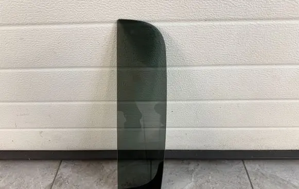 Volkswagen Amarok Rear vent window glass 