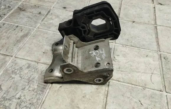 Radiator mount bracket