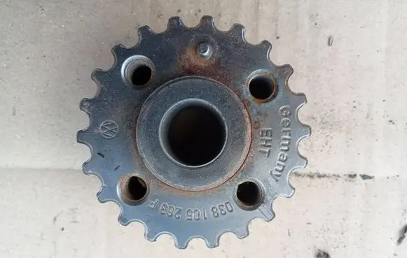 Volkswagen PASSAT B6 Crankshaft pulley 038105263F