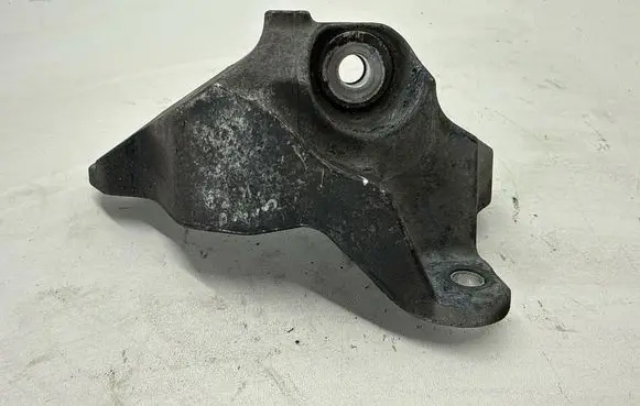 Chevrolet Camaro Engine mounting bracket 23104518