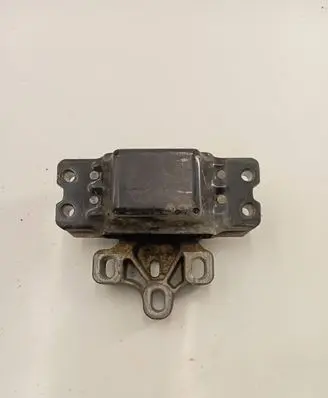 Volkswagen Golf V Engine mount bracket