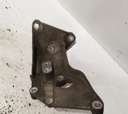 Nissan X-Trail T31 Engine mounting bracket