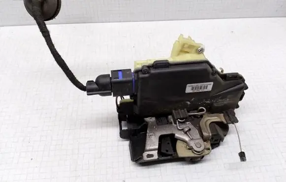 Volkswagen Polo Front door lock 3B1837015AM