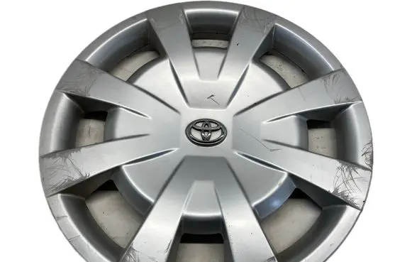 Toyota Avensis T270 R16 wheel hub/cap/trim 