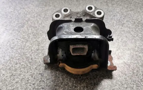 Citroen DS3 Engine mount bracket 9680138380