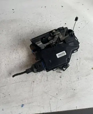 Skoda Octavia Mk2 (1Z) Front door lock 163D1837016