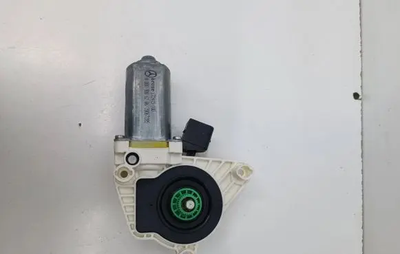 Mercedes-Benz E W238 Front door window regulator motor A0009066206 C72415100 28067285