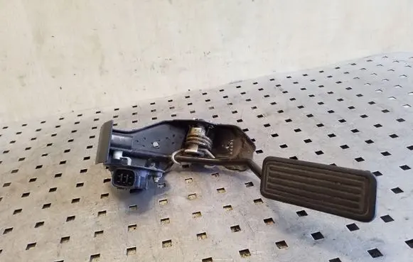 Toyota Corolla Verso E121 Accelerator throttle pedal 1983003041 8928152021 7811135030