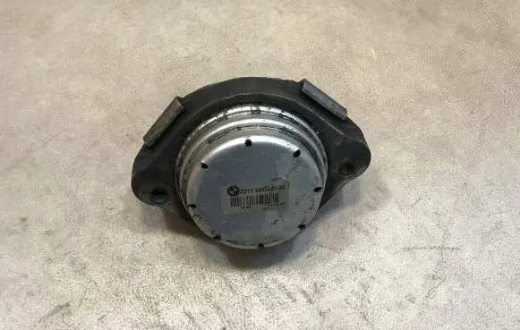 Engine mount bracket