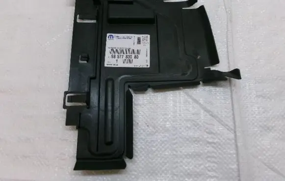 Peugeot Rifter Intercooler air guide/duct channel 9857783080
