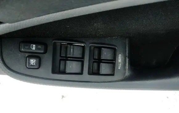 Toyota Avensis T250 Electric window control switch