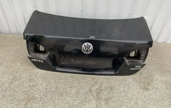 Volkswagen Jetta VI Tailgate/trunk/boot lid L041