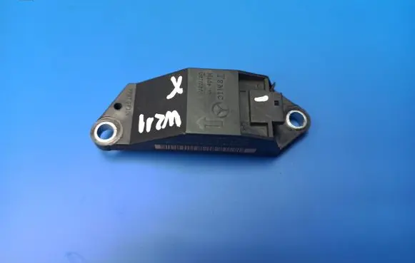 Mercedes-Benz E W211 Airbag deployment crash/impact sensor A0018209326 Q03 25571179A4