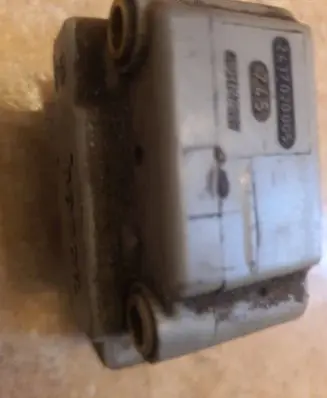Volkswagen PASSAT B3 Fuel pressure regulator 2437020005 745