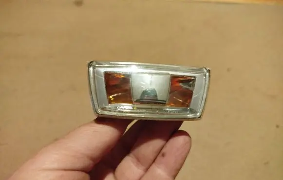 Front fender indicator light
