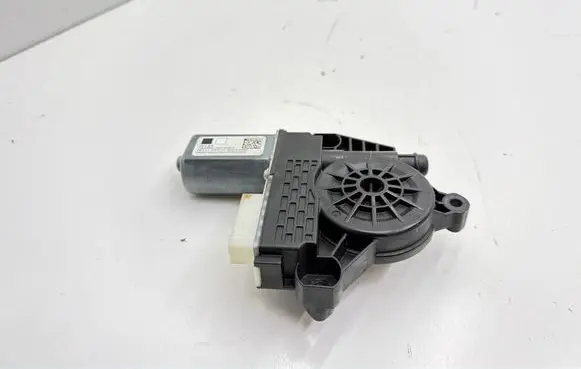 BMW 1 F40 Front door window regulator motor 19031060023
