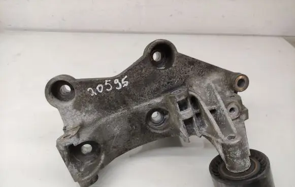 Nissan X-Trail T32 Generator/alternator bracket 117105124R