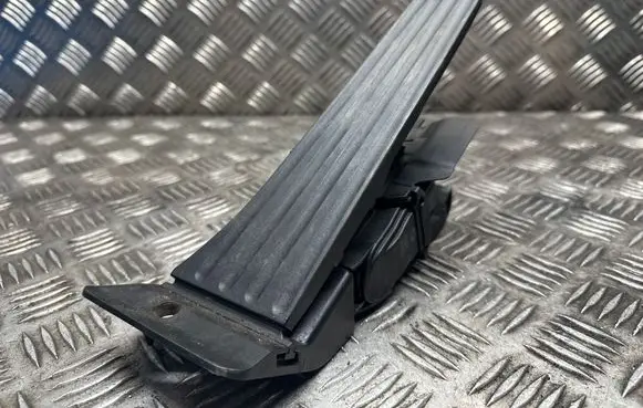 Accelerator throttle pedal