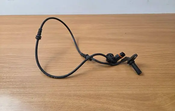 Mercedes-Benz E AMG W212 ABS brake wheel speed sensor A2129050701