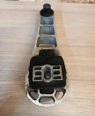 Volvo S80 Engine mount bracket