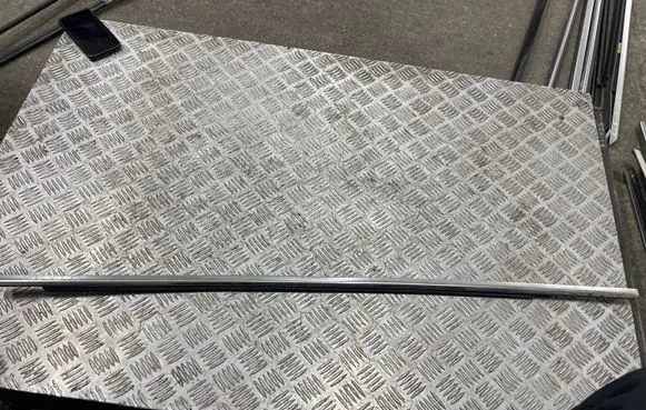 Volvo V40 Front door glass trim molding