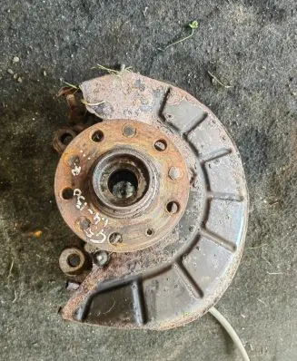 Volkswagen Golf V Front wheel hub