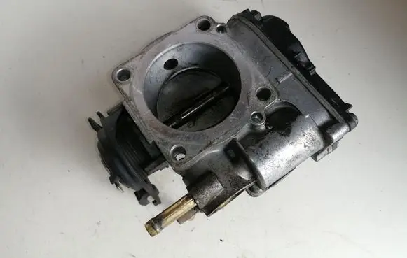 Volkswagen Golf IV Throttle valve 06A133064J