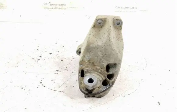Engine mounting bracket