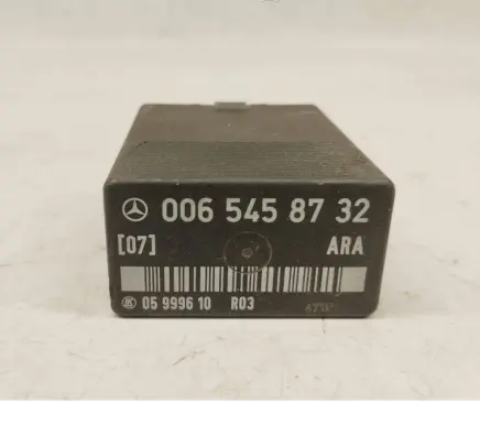 Mercedes-Benz E W124 Fuel pump relay 0065458732 A0065458732