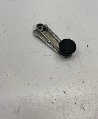 Volkswagen PASSAT B5.5 Rear door window winding handle 443837581D