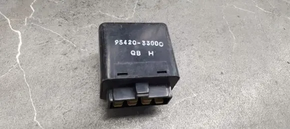 Hyundai Lantra II Fuel pump relay 95420-33000