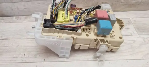 Toyota Corolla Verso AR10 Fuse module 892210F010 4261988262 905765