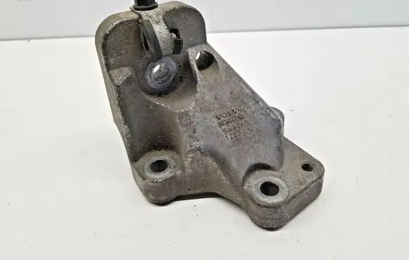 Volvo V70 Engine mounting bracket 8634123