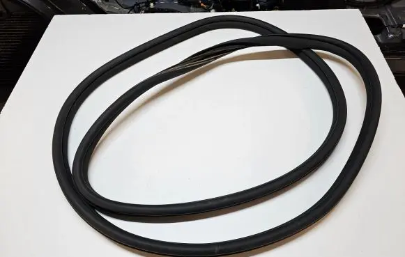 Jeep Grand Cherokee WL Rear door rubber seal (on body) 
