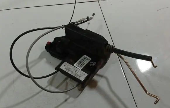 KIA Sportage Front door lock 813201F010