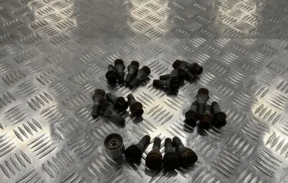 Dacia Duster II Anti-theft wheel nuts and lock PU13179