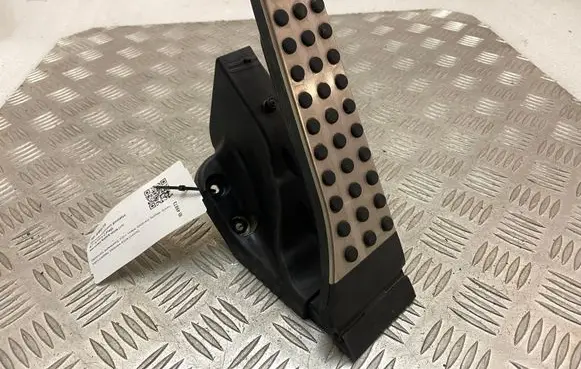 Mercedes-Benz E W238 Accelerator throttle pedal A2053000104